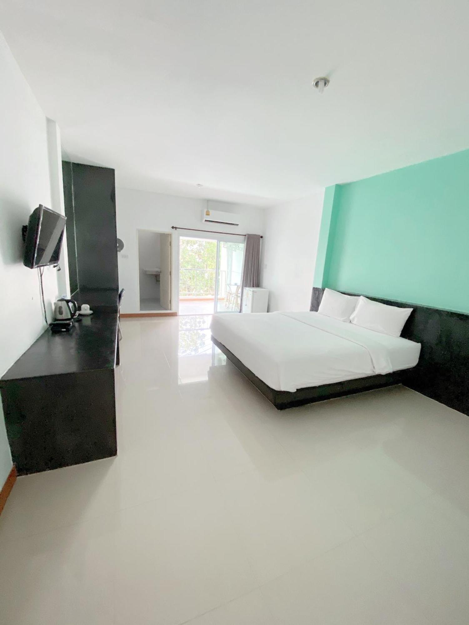 Tanatnan Hotel Ранонг Екстериор снимка