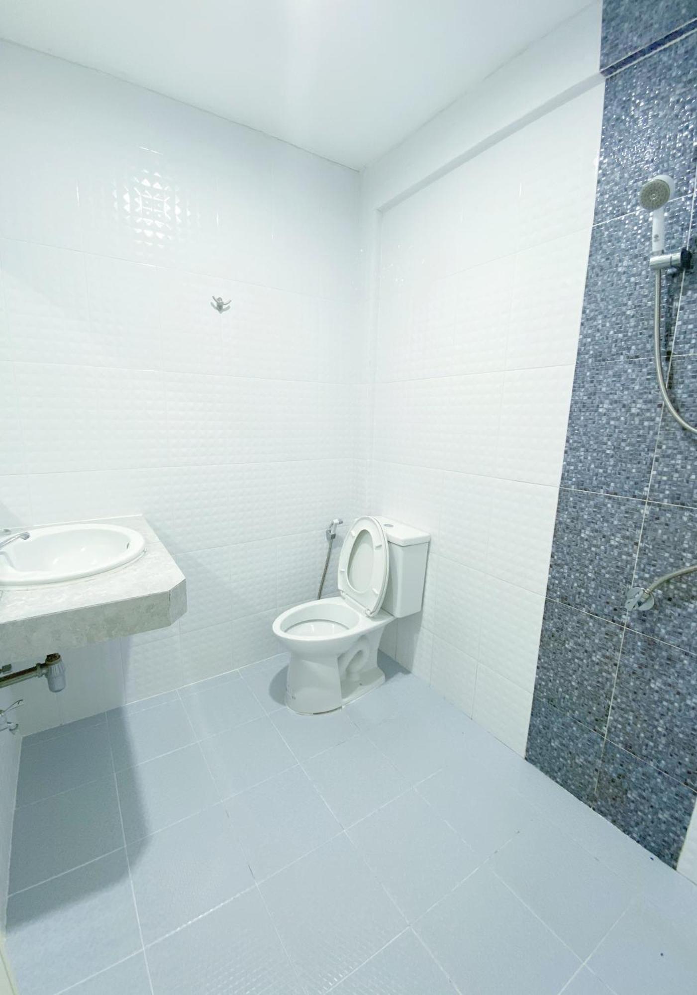 Tanatnan Hotel Ранонг Екстериор снимка